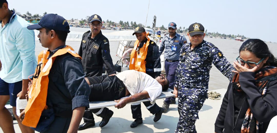 भारतीय तटरक्षक दलाच्या तत्परतेमुळे खोल समुद्रात मासेमारी करणाऱ्या मच्छीमाराला जीवदान