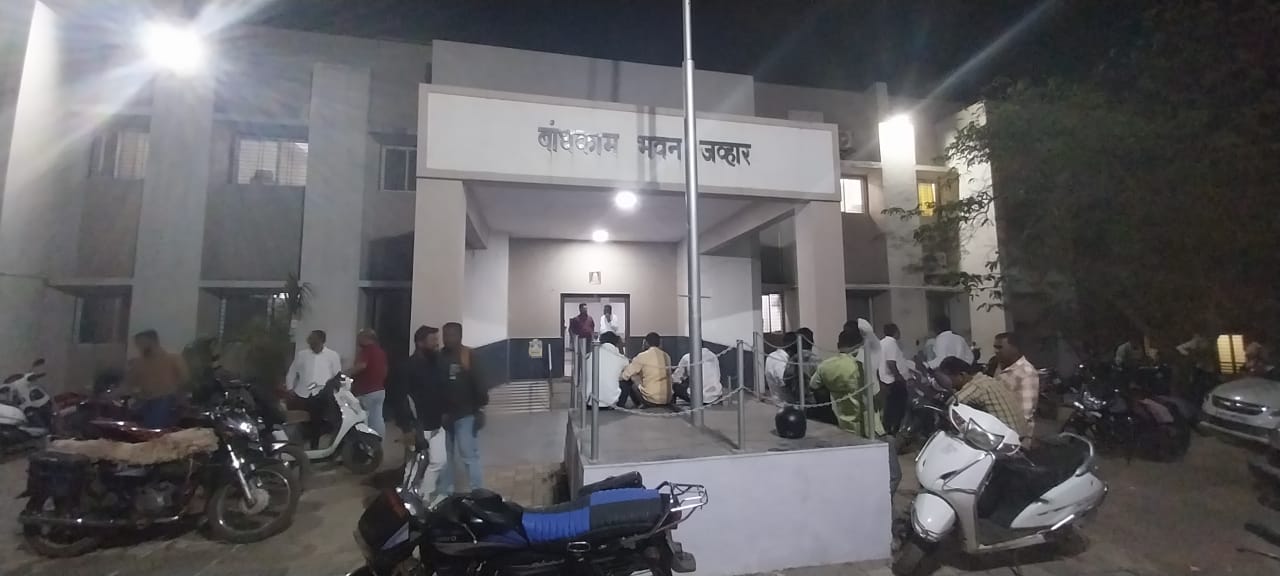 जव्हार PWD ऑफिसात बिलांसाठी ठेकेदारांची झुंबड-वादावादीतून हाणामारी, पोलिसांचा बंदोबस्त