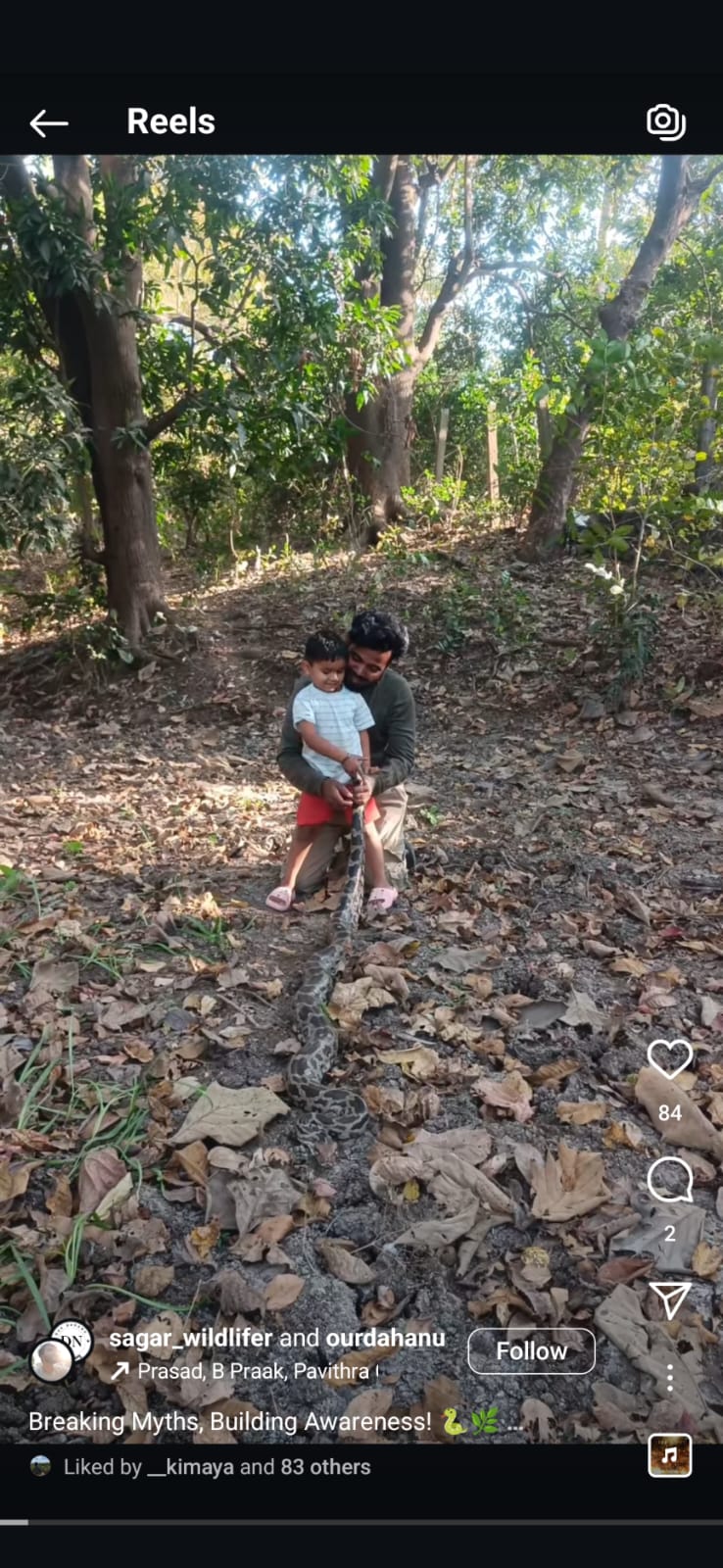 अजगराची शेपटी चिमुकल्याच्या हाती… सर्प मित्राची स्टंटबाजी आता महागात जाणार?