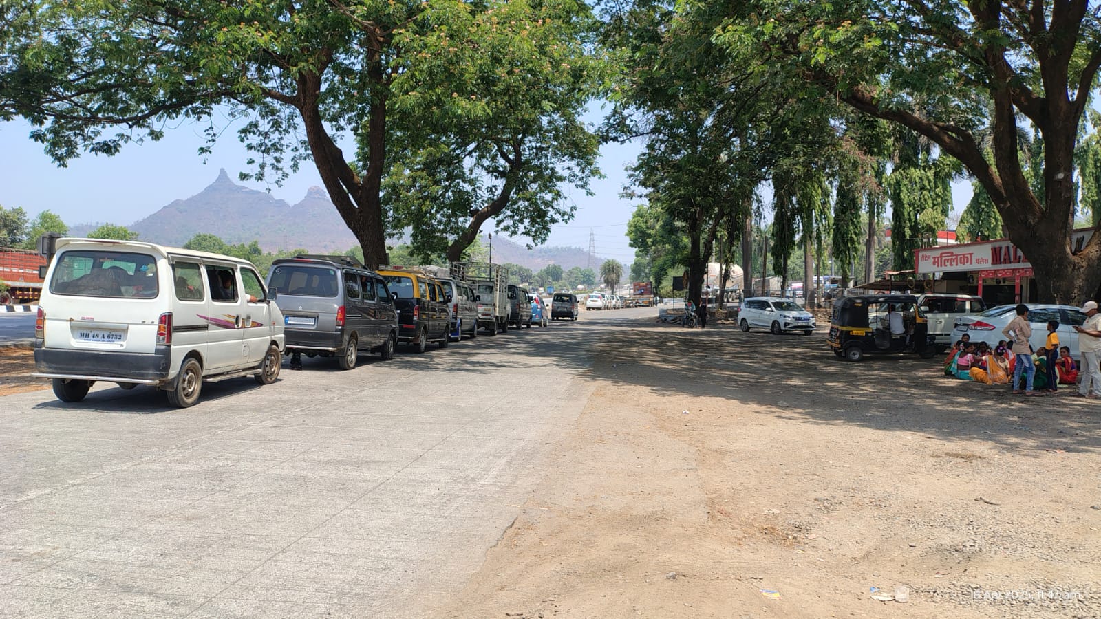 चारोटीमध्ये CNG पंपावर वाहनांची मोठी रांग; वाहन चालक त्रस्त