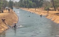 वाढत्या तापमानामुळे पाटाच्या पाण्यात तरुणांची गर्दी; खेडेगावाची ‘स्विमिंग पूलची’ मजा