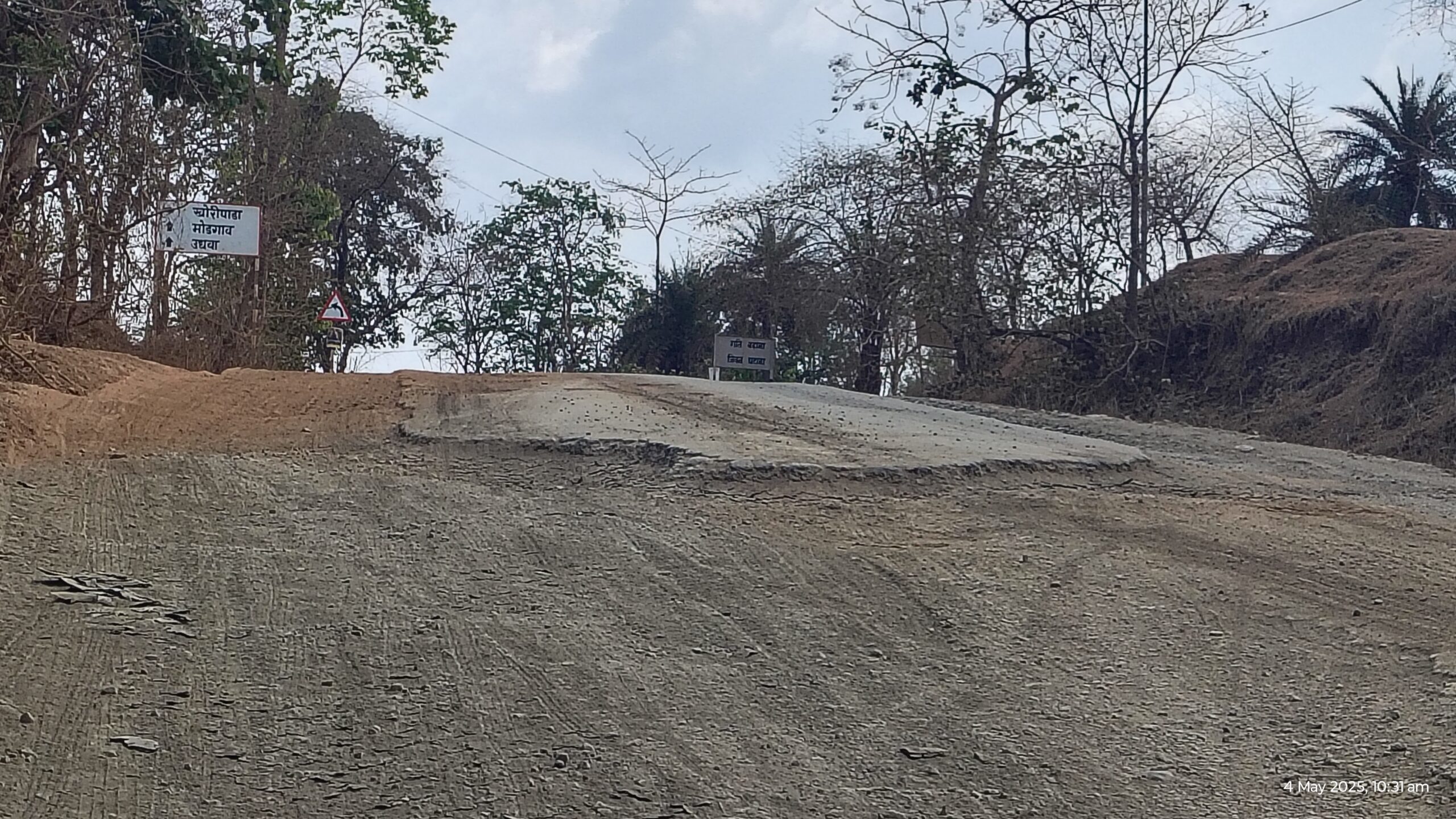 धुंदलवाडी चार रस्ता ते उधवा मार्गावरील अवजड वाहनांचा धुमाकूळ: ग्रामस्थ त्रस्त, प्रशासनाचे दुर्लक्ष?