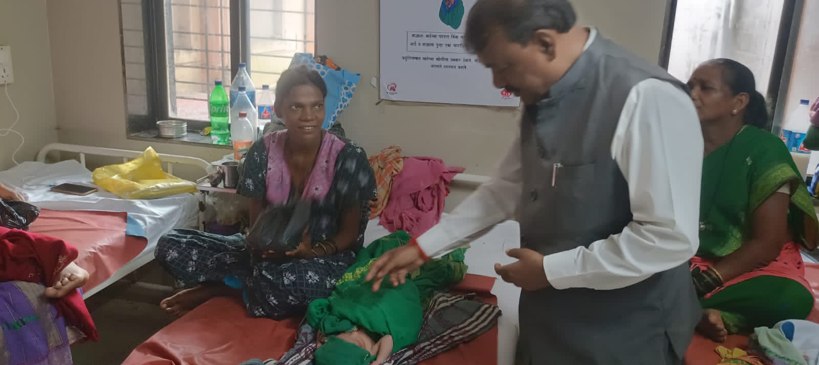 लोकप्रतिनिधींचा आदर्श ठरावा असा उपक्रम आमदार गावित यांची रुग्णालय भेट आणि फळवाटप