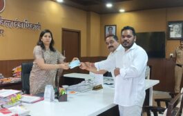 महालक्ष्मी मंदिर ट्रस्टची पूरग्रस्तांसाठी महत्त्वपूर्ण मदत मुख्यमंत्री सहायता निधीसाठी ५ लाखांची रक्कम कलेक्टरांकडे सुपूर्द