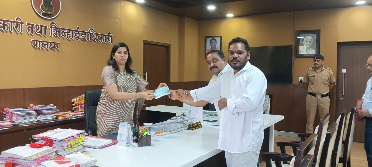 महालक्ष्मी मंदिर ट्रस्टची पूरग्रस्तांसाठी महत्त्वपूर्ण मदत मुख्यमंत्री सहायता निधीसाठी ५ लाखांची रक्कम कलेक्टरांकडे सुपूर्द