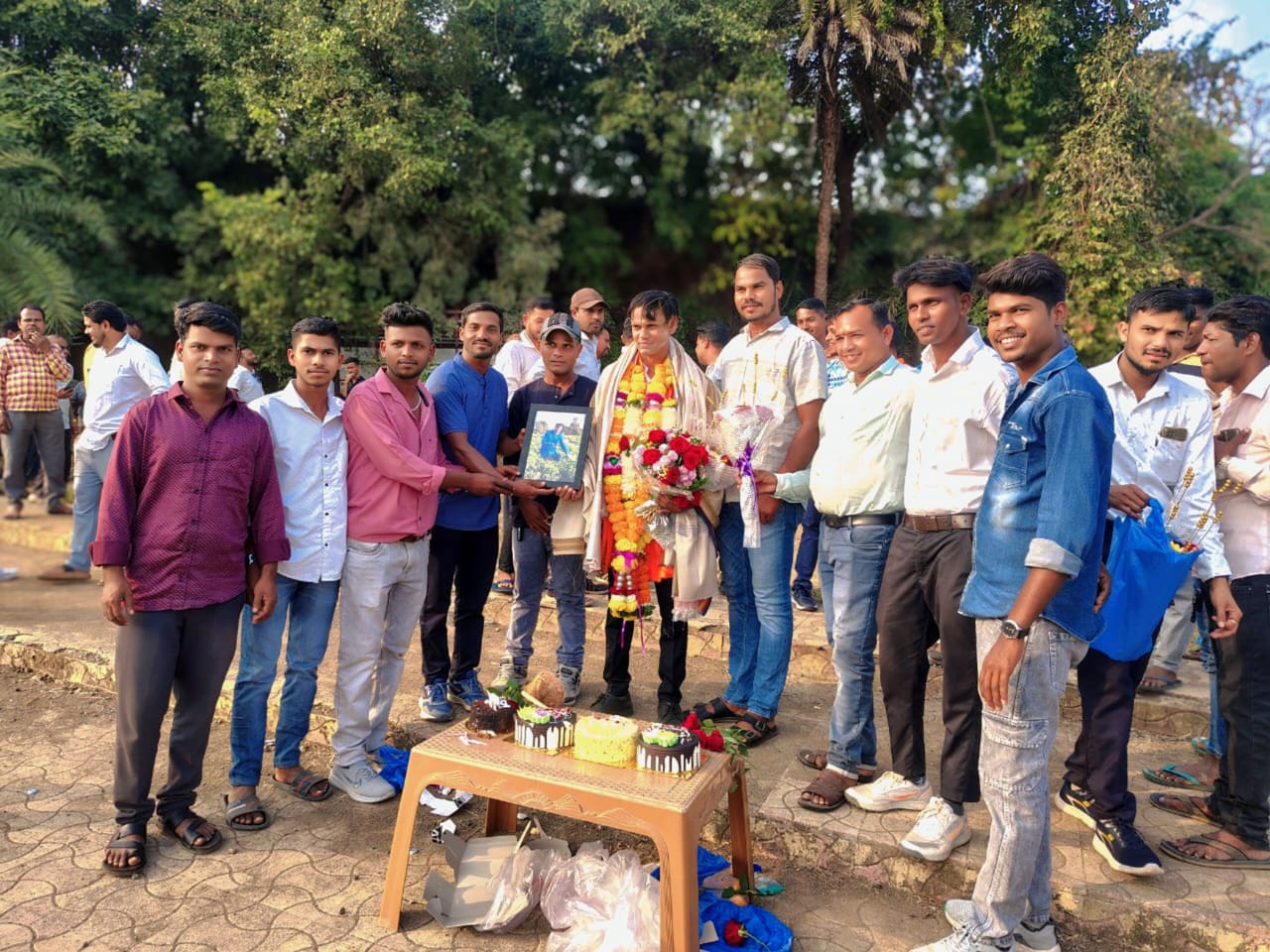 युट्युब कलाकार वेशू गुहे यांच्या वाढदिवसाला भीमबांध येथे उत्स्फूर्त प्रतिसाद